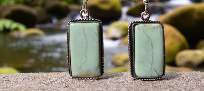 Handgemaakte oorbellen zilver op metaal met Lemoen Chrysopraas