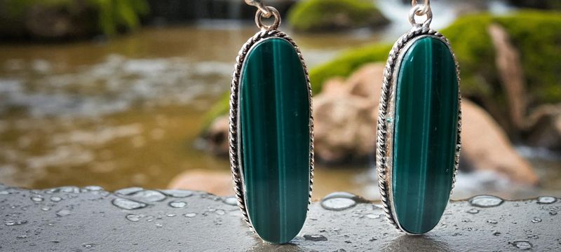 Handgemaakte oorbellen zilver op metaal met Malachiet