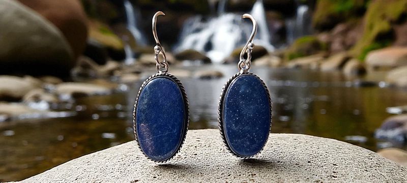 Handgemaakte oorbellen zilver op metaal met Lapis Lazuli