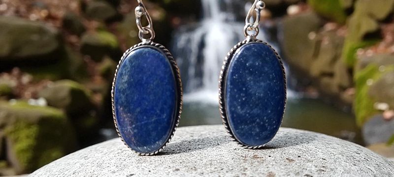 Handgemaakte oorbellen zilver op metaal met Lapis Lazuli