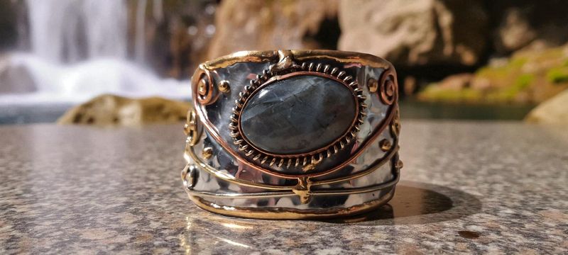 Handgemaakte armband koper op metaal met Labradoriet