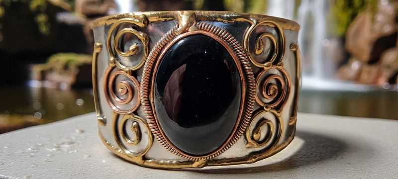 Handgemaakte armband koper op metaal met Zwarte Onyx