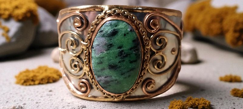 Handgemaakte armband koper op metaal en Robijn met Zoïsiet