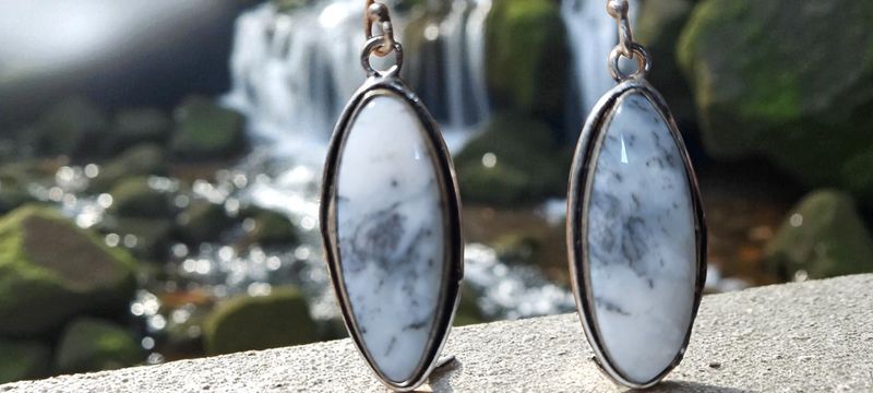Handgemaakte oorbellen zilver op metaal en Dendriet Opaal