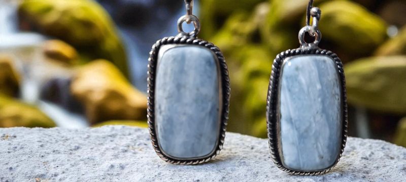 Handgemaakte oorbellen zilver op metaal met Blauwe Opaal