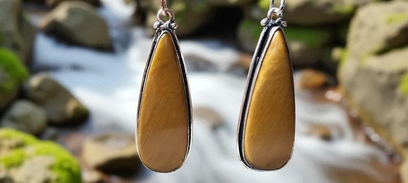 Handgemaakte oorbellen zilver op metaal met Tijgeroog