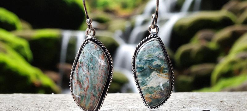 Handgemaakte oorbellen zilver op metaal en Robijn met Fuchsiet