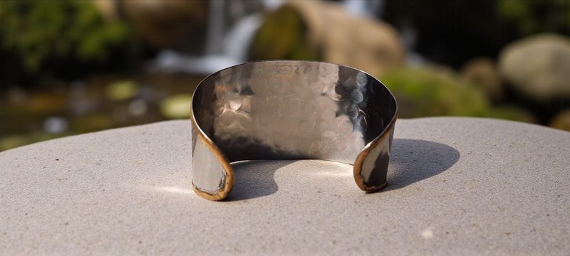Handgemaakte armband koper op metaal en Tijgeroog