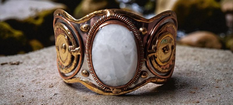 Handgemaakte armband koper op metaal en Maansteen