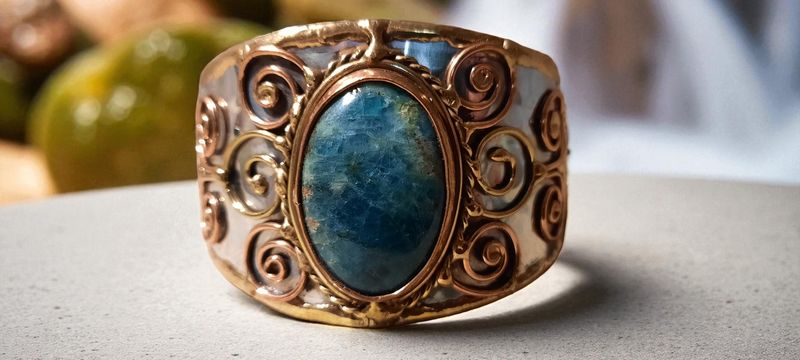 Handgemaakte armband koper op metaal en Apatiet