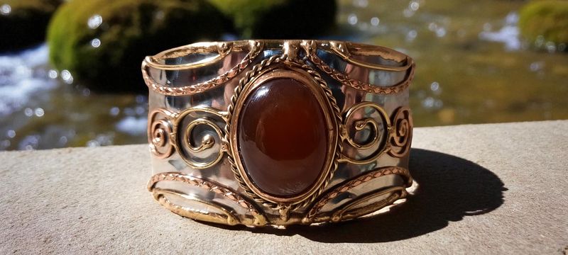 Handgemaakte armband koper op metaal en Rode Onyx