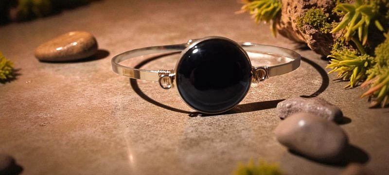 Handgemaakte armband metaal en Obsidiaan