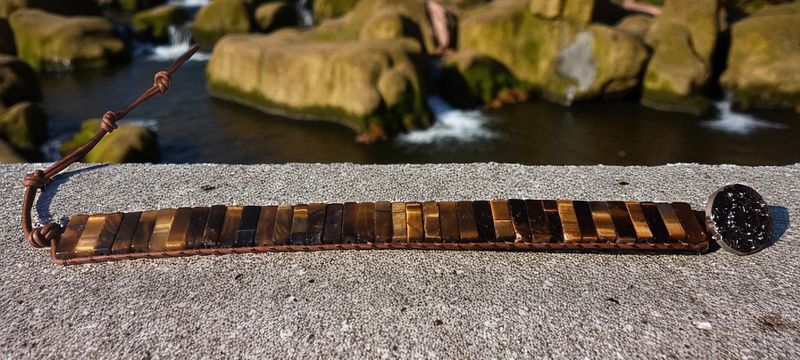 Handgemaakte armband met Tijgeroog, metaal en leder.
