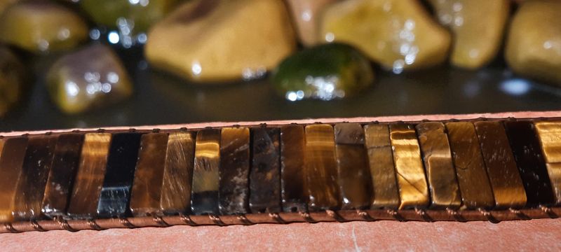 Handgemaakte armband met Tijgeroog, metaal en leder.