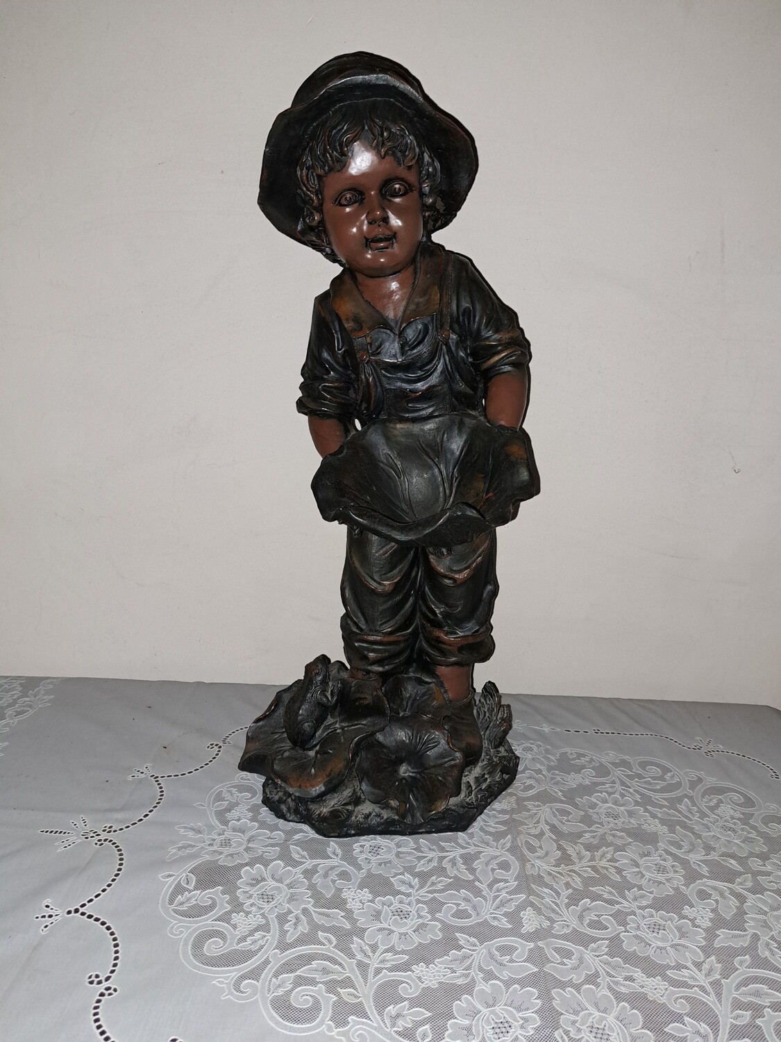 Prachtig beeld van jongen met schaal in resin of polystone.