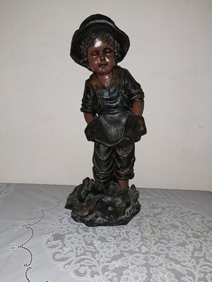 Prachtig beeld van jongen met schaal in resin of polystone.