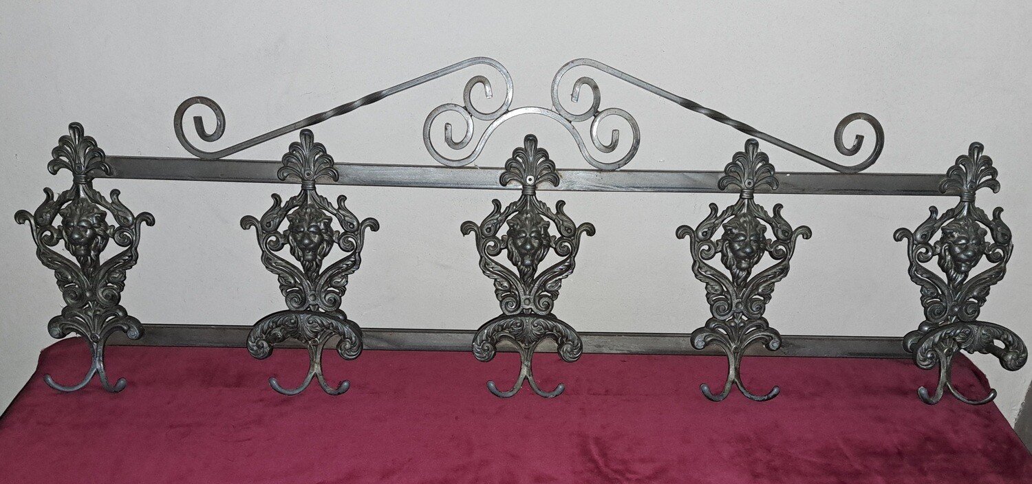 Metalen kapstok, kleerhanger, leeuwenkopjes