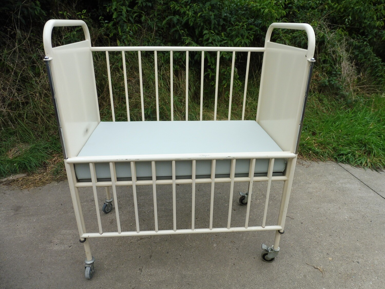 Vintage Ziekenhuis babybedje