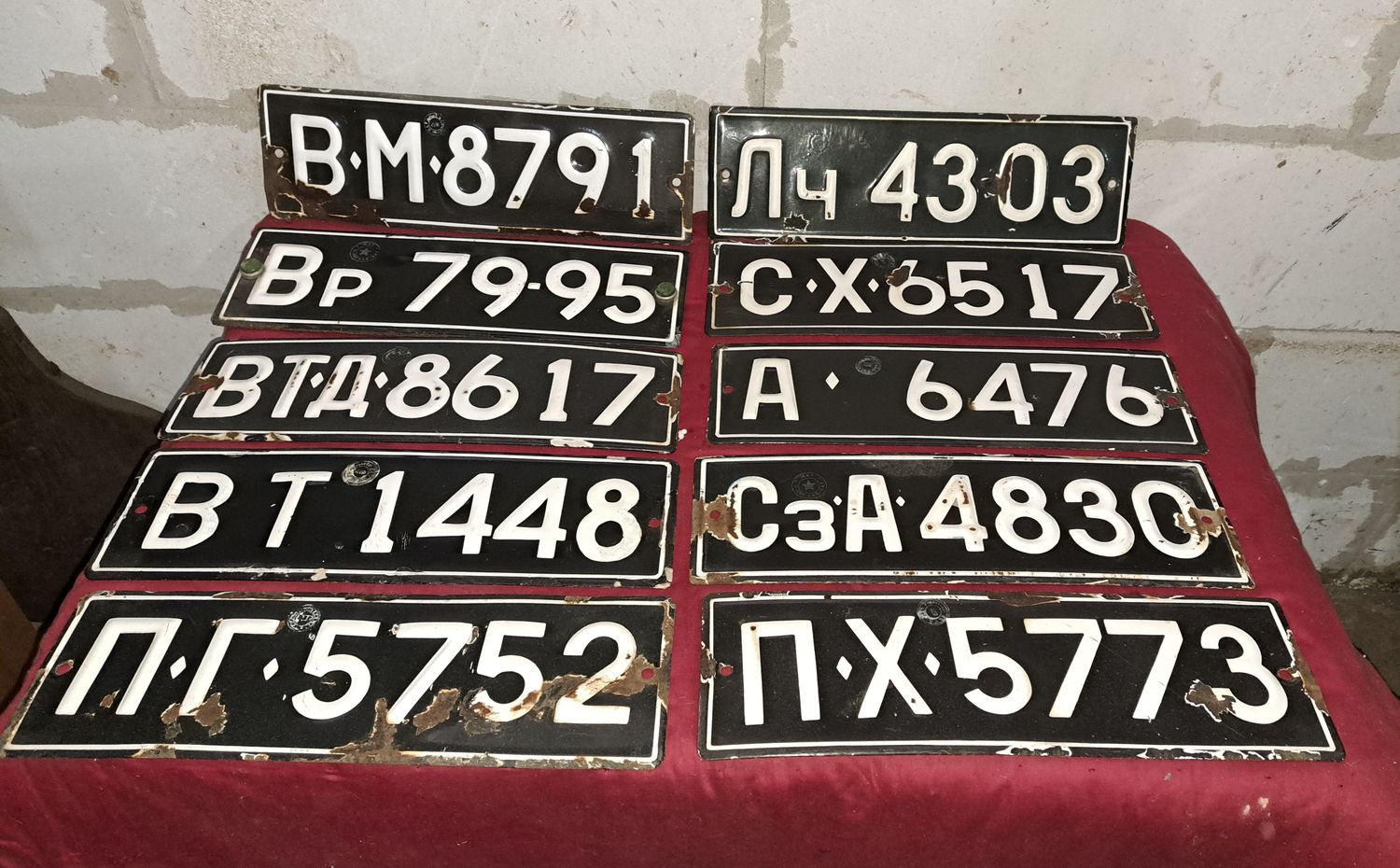 Emaille nummerborden uit Bulgarije, enamel plates