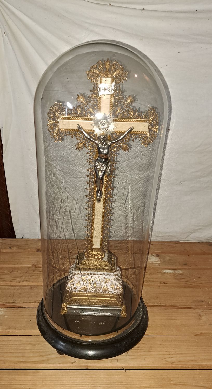 Vintage Retro Kruisbeeld onder stolp