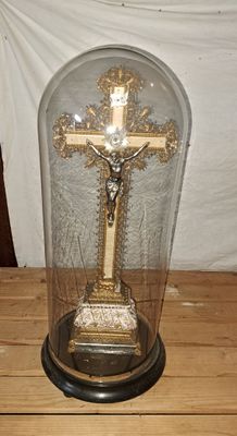 Vintage Retro Kruisbeeld onder stolp