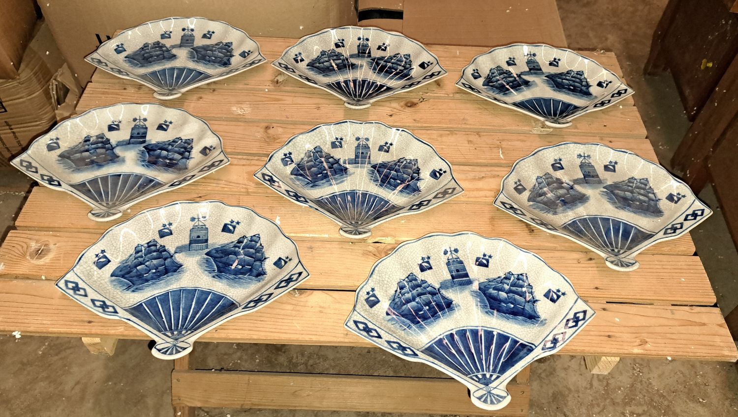 Delfts Blauw gekleurd verschillende Royal Crown porselein artikelen - koninklijk design.