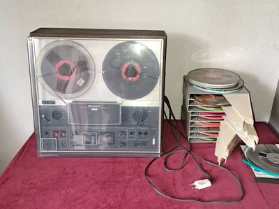 SONY Vintage three head stereo taperecorder with extra tapes