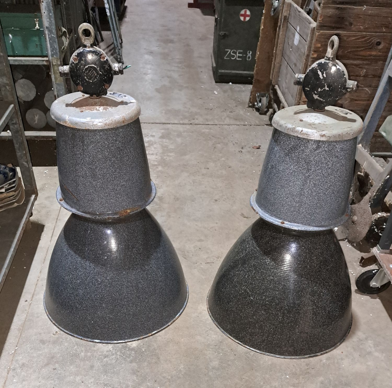 grote oude fabriekslampen donkergrijs