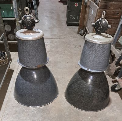 grote oude fabriekslampen donkergrijs