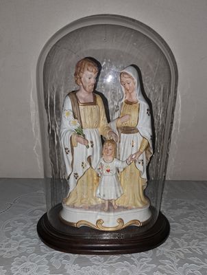 Beeld Heilige Familie onder stolp