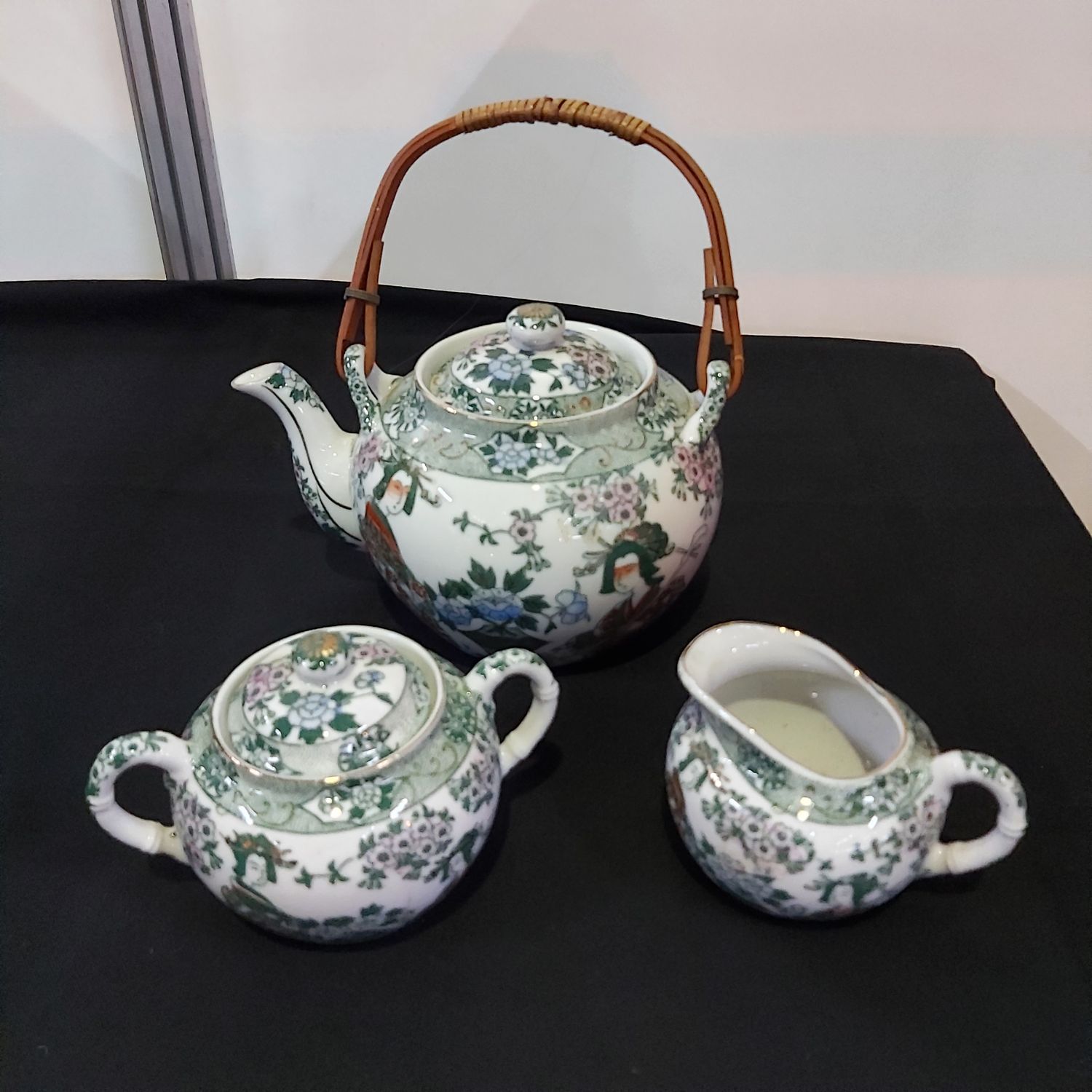 Chinese theepot met melk- en suikerpot