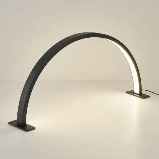 Lampe de manucure noir avec lumière LED pour un éclairage optimal pendant les soins des ongles.