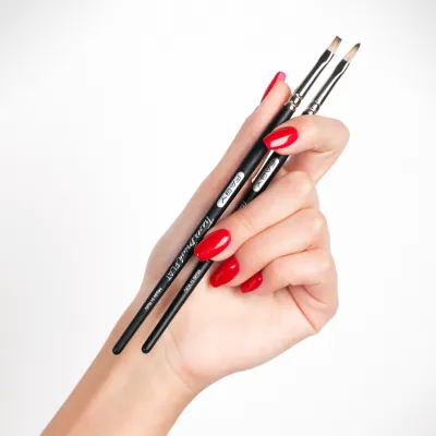 Nagelzubehör wie Fräserbits und Farbpalletten für vielseitige Nagelarbeit