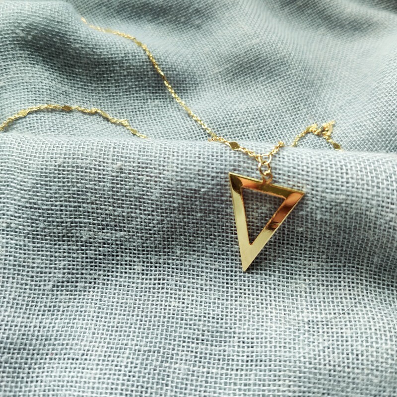 Kurze Kette mit geometrischem Anhänger (vergoldet) Kurze Kette mit geometrischem Anhänger (vergoldet)