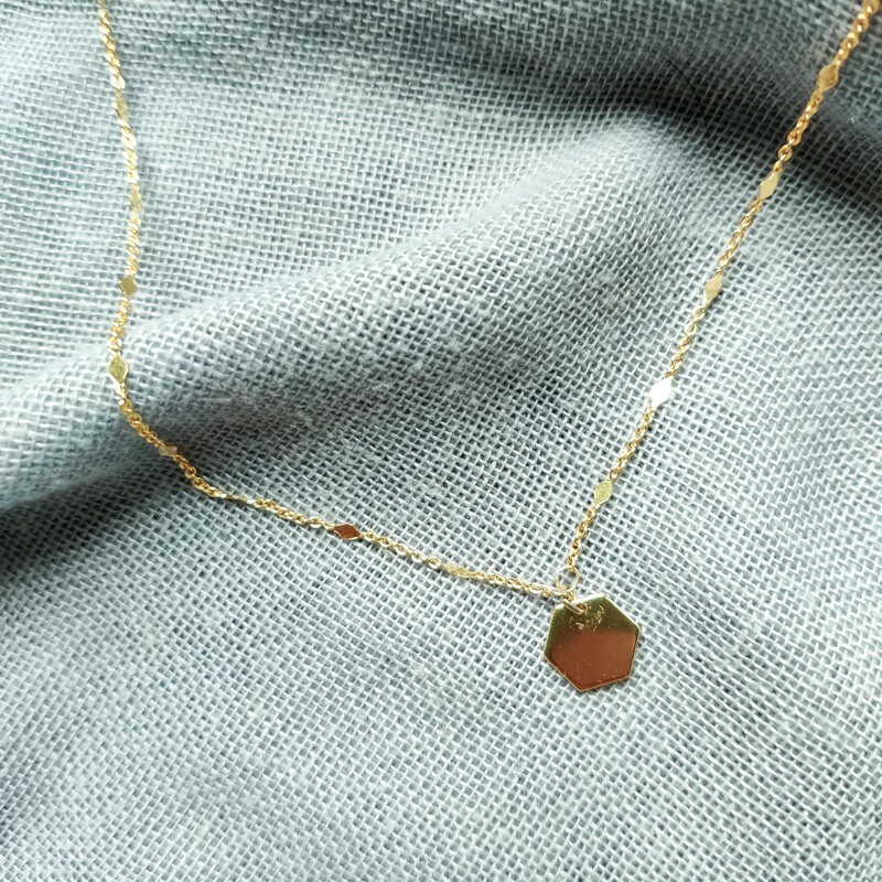 Kurze Kette mit geometrischem Anhänger (vergoldet) Kurze Kette mit geometrischem Anhänger (vergoldet)