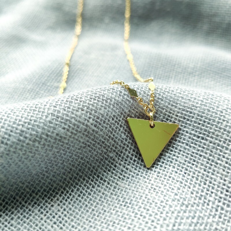 Kurze Kette mit Dreieck-Anhänger (vergoldet) Kurze Kette mit Dreieck-Anhänger (vergoldet)