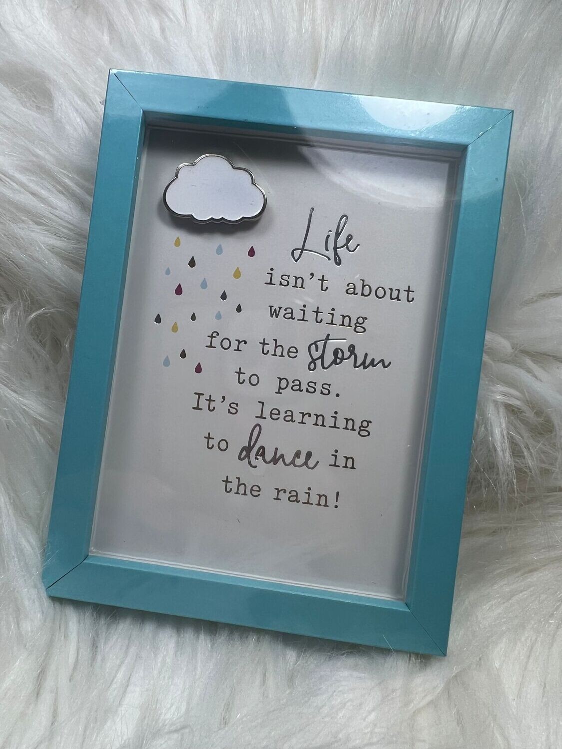 Life isn&#39;t about waiting for the storm... - Fotolijst M