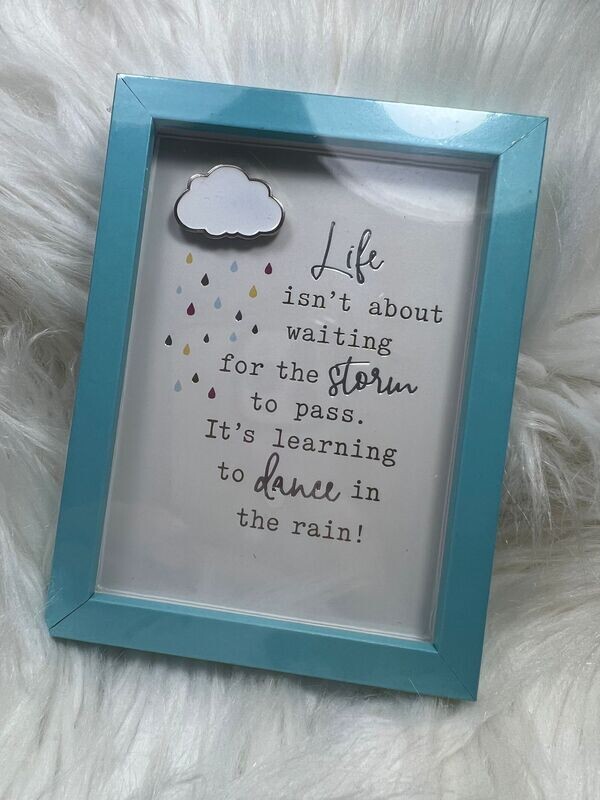 Life isn&#39;t about waiting for the storm... - Fotolijst M
