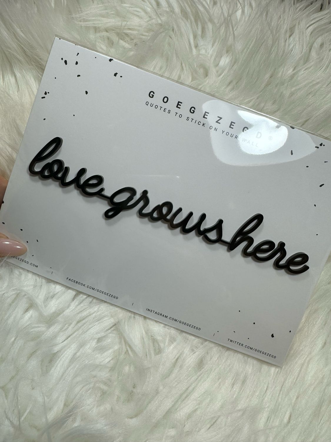 Goegezegd quote - love grows here black