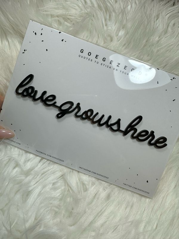 Goegezegd quote - love grows here black