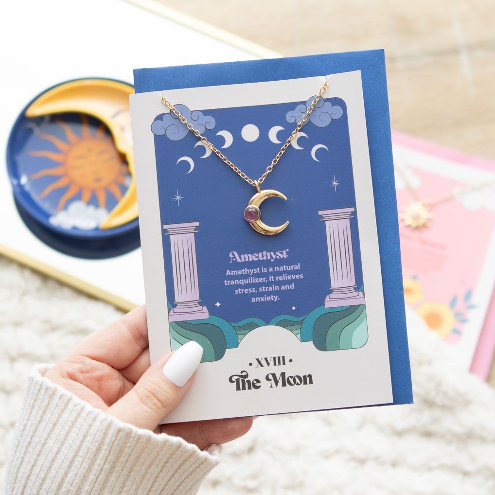 De maan kaart met ketting en amethist detail