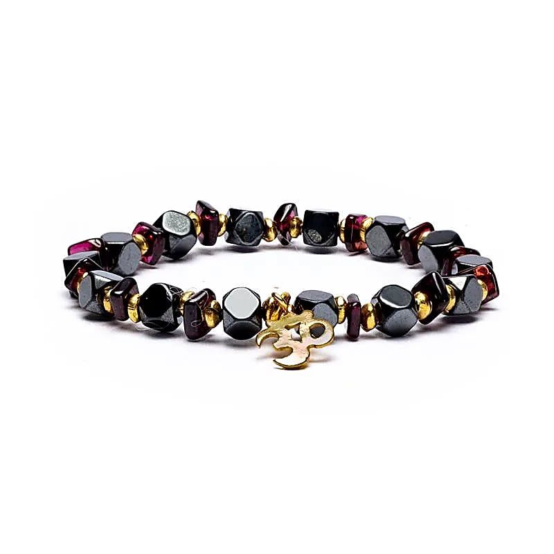 Elastische facet armband hematiet/granaat met ohm bedel
