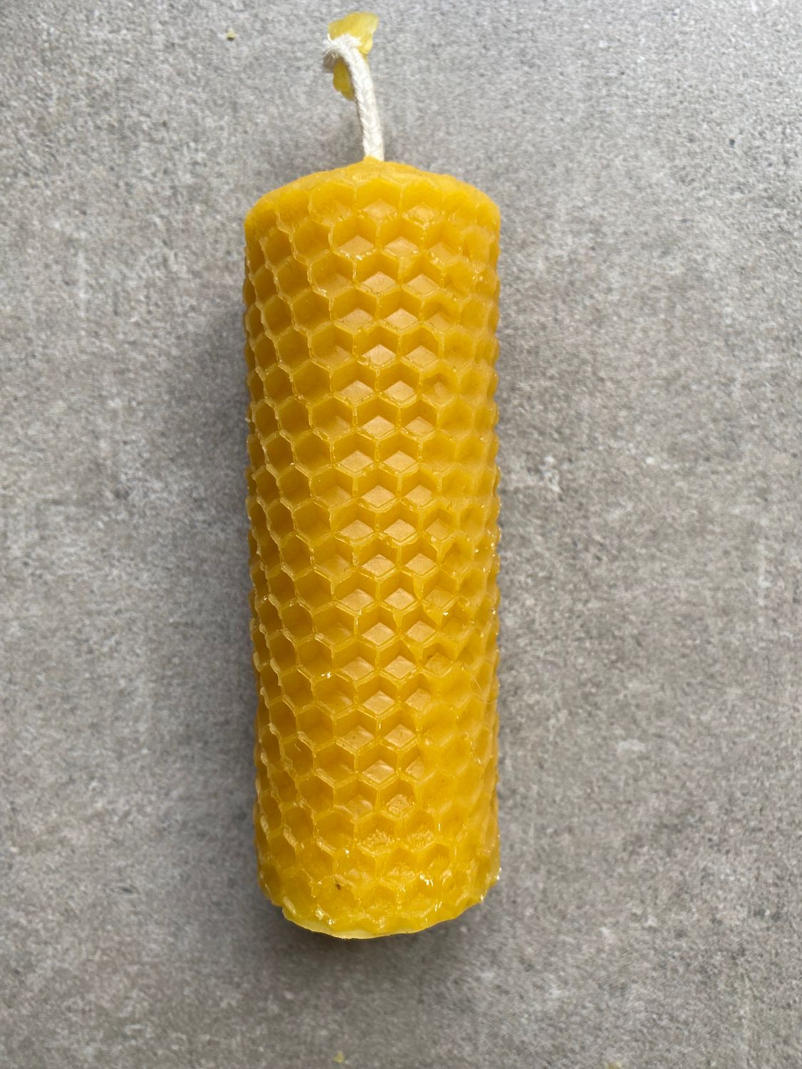 Comb pattern beeswax candle/2