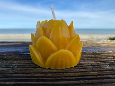 Beeswax candle, lotus shape