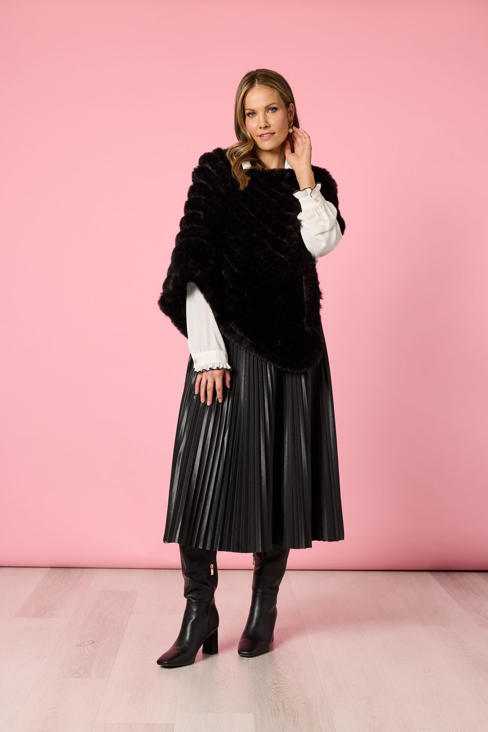 Hammock &amp; Vine - Roma Faux Fur Poncho / Black 49207