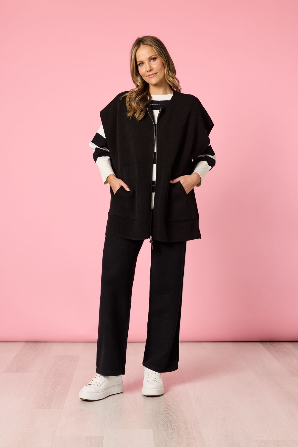 Hammock &amp; Vine - Elena Short Sleeve Zip Knit / Black 49300