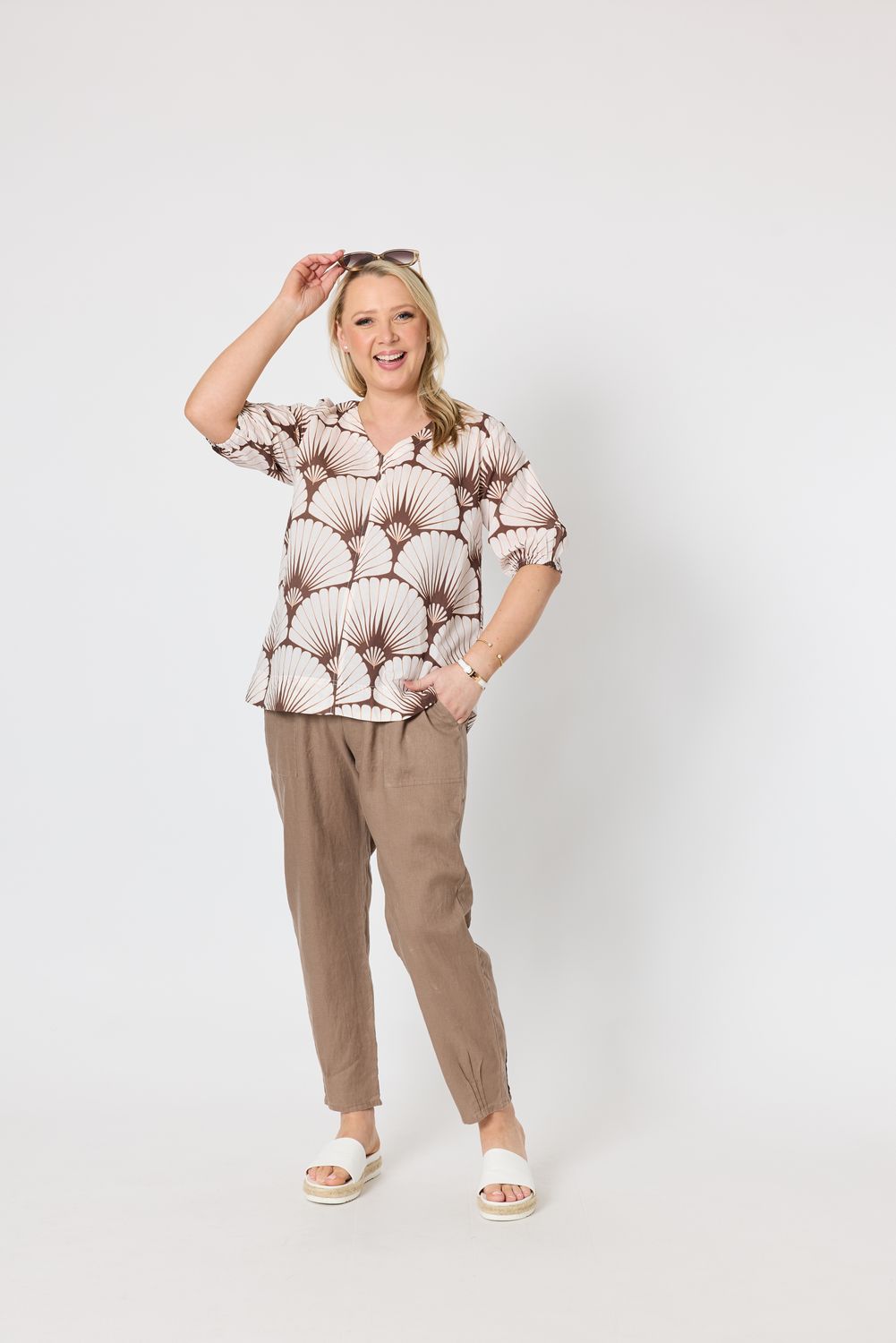 Gordon Smith - Sarah Linen Pleat Hem Pant - Mocha 19393