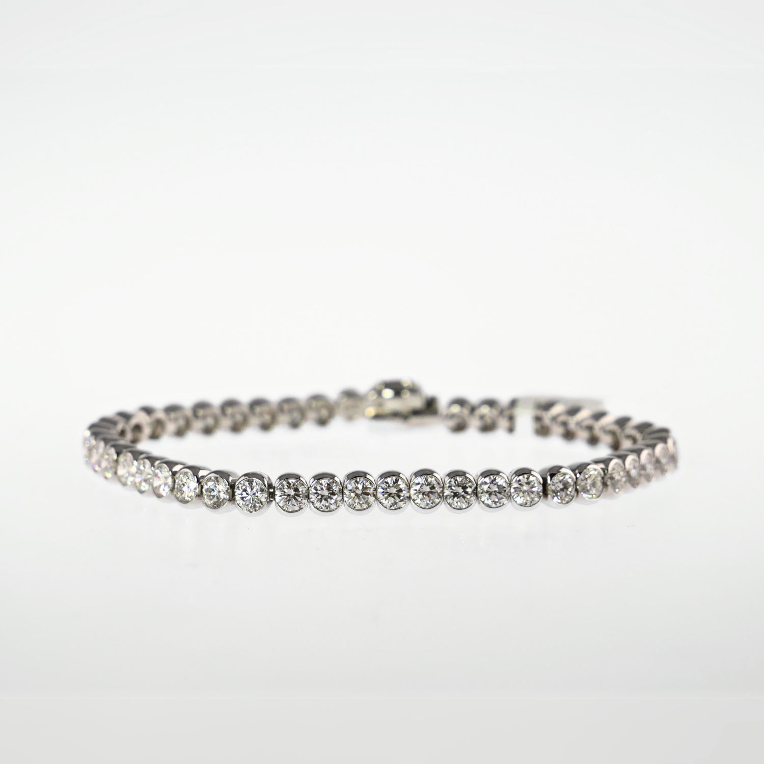 DIAMOND LINE BRACELET IN WHITE GOLD
