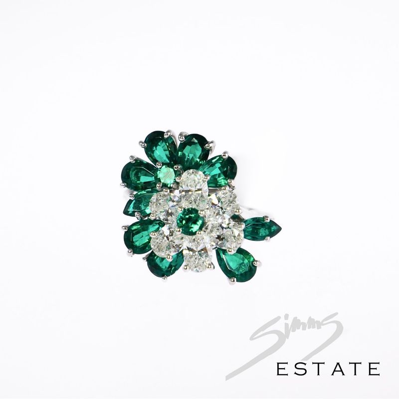 EMERALD AND DIAMOND CHATHAM RING