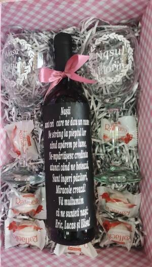 Caja cartón,botella de vino y copas personalizadas